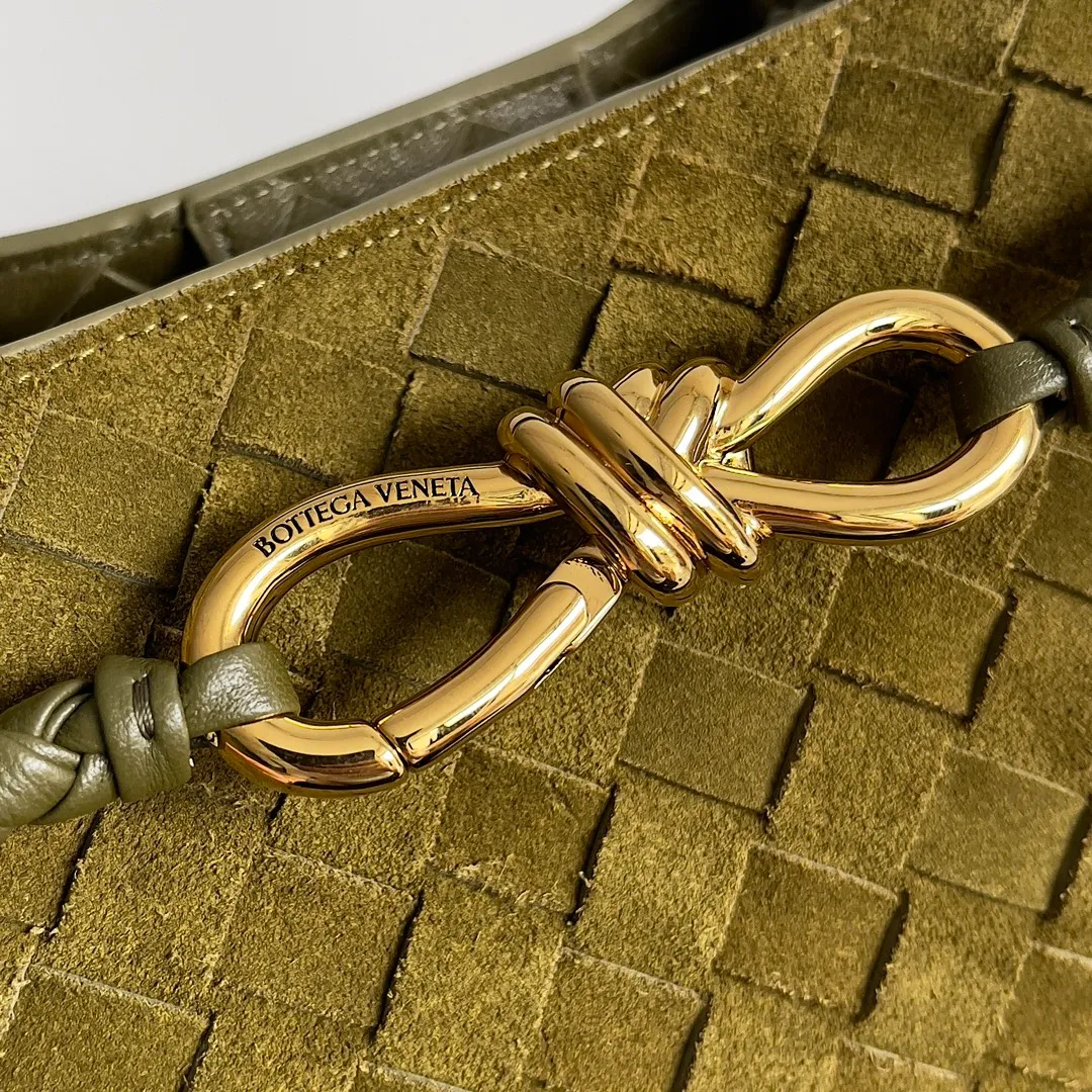 The 2023 new Andiamo batch of 1960 BV has been shipped‼ ️Really popular🔥The new Andiamo woven handbag launched by Bottega Veneta this season is really popular all over the world! ! Celebrities at home and abroad have worn it, and Oscar-winning actress Michelle Yeoh has taken it out on the street. Song Jia, Trai Yara, Yu Feihong, Sanji Ayaka, Rosie Hunting-Whiteley, Yoshioka Riho, etc. have all picked up this bag. It is classic and versatile, showing off its temperament, and the bag capacity is also large, which is very convenient for daily commuting! ! A variety of carrying methods, the shoulder straps can be adjusted by yourself, the original lambskin feels soft and delicate, and the neutral style is made to break gender boundaries and bring a more practical and longer-lasting use experience. Andiamo, which has both elegant and casual styles, perfectly interprets the true appearance of "fashionable old money style". Style number: 743568 (suede) Size: 25*22*10.5cm